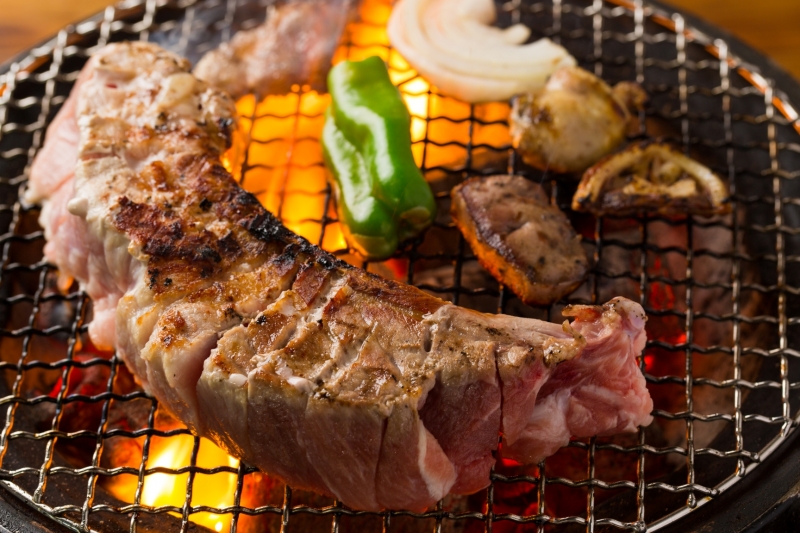 豪快に七輪で焼くこだわりの豚肉は旨みが濃い!ぶ厚いタンや希少部位など専門店ならではのラインナップ(鹿児島 鹿児島中央 豚肉専門焼肉店おにくのくにお) 豪快に七輪で焼くこだわりの豚肉は旨みが濃い!ぶ厚いタンや希少部位など専門店ならではのラインナップ(鹿児島 鹿児島中央 豚肉専門焼肉店おにくのくにお)|おにくのくにお