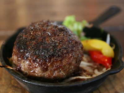 圧倒的な存在感のハンバーグステーキ、お肉の味をしっかり味わえて、食べ応え抜群!(愛知 知多市 肉バル酒場 Prank or Treat)