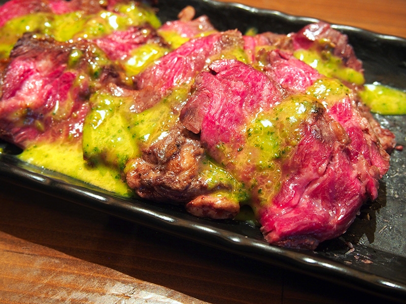 小伝馬町で愛され続けて26年。ハラミブームの火付け役「肉寅」で小粋に飲もう(東京都 日本橋 居酒場 肉寅)