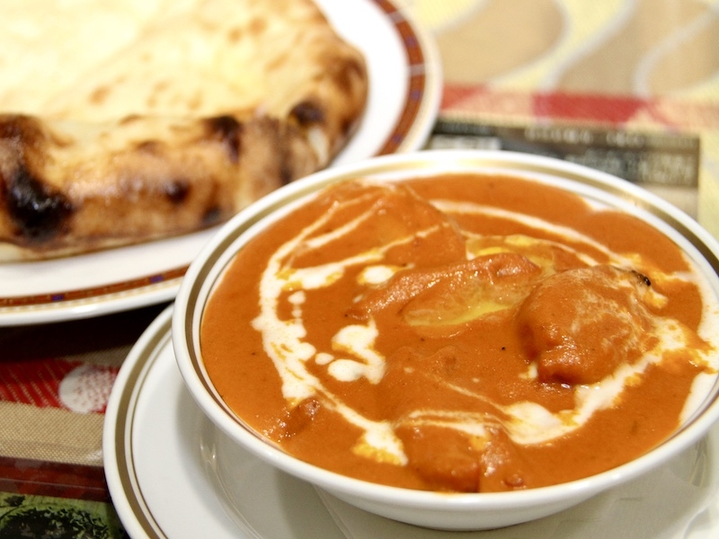 インド料理を堪能!熱々のかまどで焼き上げたナンと、トマトベースのプリプリバターチキンカレー(東京 西大島 マハラニダルバール)
