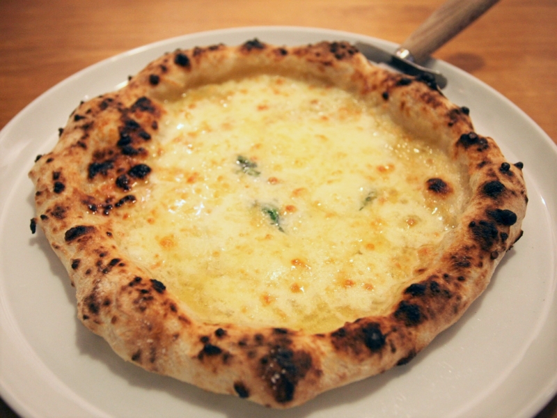 こだわりの生地を店内の石窯で焼いたアツアツの本格ピッツァ!(名古屋 野並駅 ピッツェリア ガットリベロ)