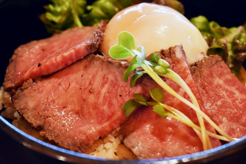 10種類以上も並ぶ焼肉ランチ。一押しはローストビーフ丼のついた「カルネセット」お昼からリッチ&ハイコスパに焼肉を(愛知 安城市 焼肉 K-CARNE|ケーカルネ)