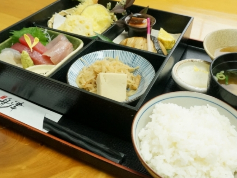 1日15食限定の「松花膳」は一番人気。絶妙な組み合わせの8品の料理を堪能してみて(名古屋 藤が丘 楽食舟津)