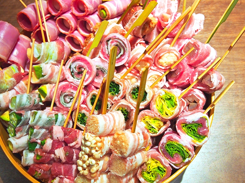 串焼きの新トレンド、九州博多の「野菜巻き」。豚バラ肉で様々な食材をぐるりと巻いた見た目はSNS映えも抜群(東京 方南町 串巻きあーと 方南町店)