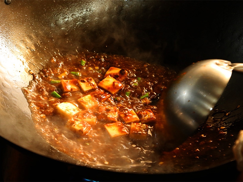 一番人気は、シャープな辛さの麻婆豆腐。一品料理からコース料理まで、確かな技術と創意工夫から生まれる絶品中華の数々。一部の料理はテイクアウトもOK（愛知　一宮　HAMACHO）｜HAMACHO-002