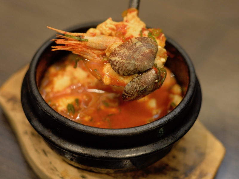 豆腐を使ったスンドゥブをはじめ、韓国料理のおいしさを親しみやすくお手頃に(愛知 名古屋 BSD DUBUDUBU)