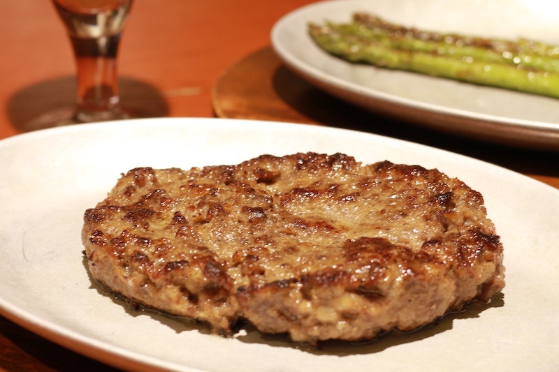 黒毛和牛の素材そのものを堪能!肉汁滴る、濃厚すねバーグ(東京 東京駅 Vimon 東京駅キッチンストリート店)