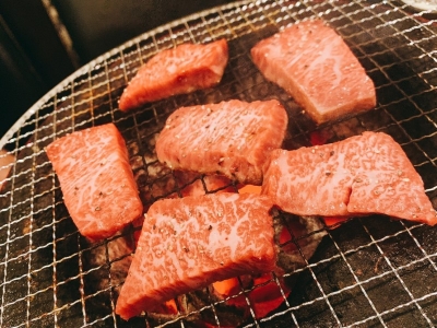 七輪から滴る脂、立ち昇るお肉の香りに食欲倍増！新鮮なお肉を心ゆくまで食べ尽くしたい（名古屋　清水駅　炭火焼　亀八）｜炭火焼 亀八