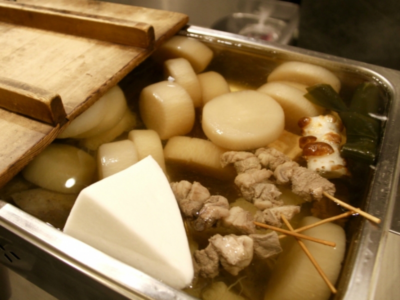 マグロ節ベースをブレンドした特注出汁のおでんなど、全てのメニューがワンコイン!(東京 吉祥寺 米◯)