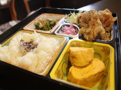 メインのおかずを7種類から1つ選び副菜２種でテイクアウトならワンコイン。隠れ家カフェでいただくお得ランチ（愛知　高蔵寺　Cafe AJITO　アジト）｜cafe AJITO