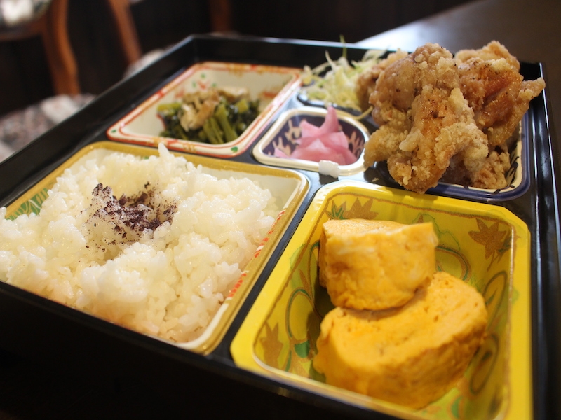 メインのおかずを7種類から1つ選び副菜２種でテイクアウトならワンコイン。隠れ家カフェでいただくお得ランチ（愛知　高蔵寺　Cafe AJITO　アジト）｜cafe AJITO