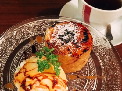 バリスタの入れる評判のカフェオレと、たっぷり野菜とフルーツにオリジナル配合のスパイスで作る一番人気の自家製カレー（岡山県　岡山市　Cafe Cloudy Brown）｜Cafe Cloudy Brown