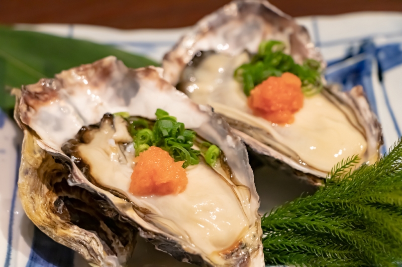 零れ落ちそうなほど大きな牡蠣を一年中味わえると評判。地鶏の水炊きも絶品(東京 新大塚 海然・鳥然 大塚店)
