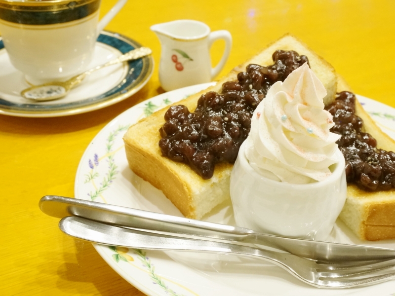 至極の珈琲とこだわり抜いたもちもち小倉トーストが大人気！童話の世界観でいっぱいの老舗喫茶店（名古屋　栄　珈琲店長靴と猫）｜珈琲店長靴と猫