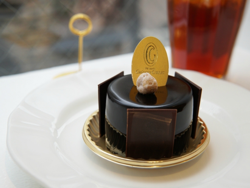 真っ黒なグラサージュショコラで艶々にコーティングされた、特別なチョコレートケーキ「プティガトー」はオープン以来の超人気スイーツ(兵庫 三宮 Patisserie GREGORY COLLET)