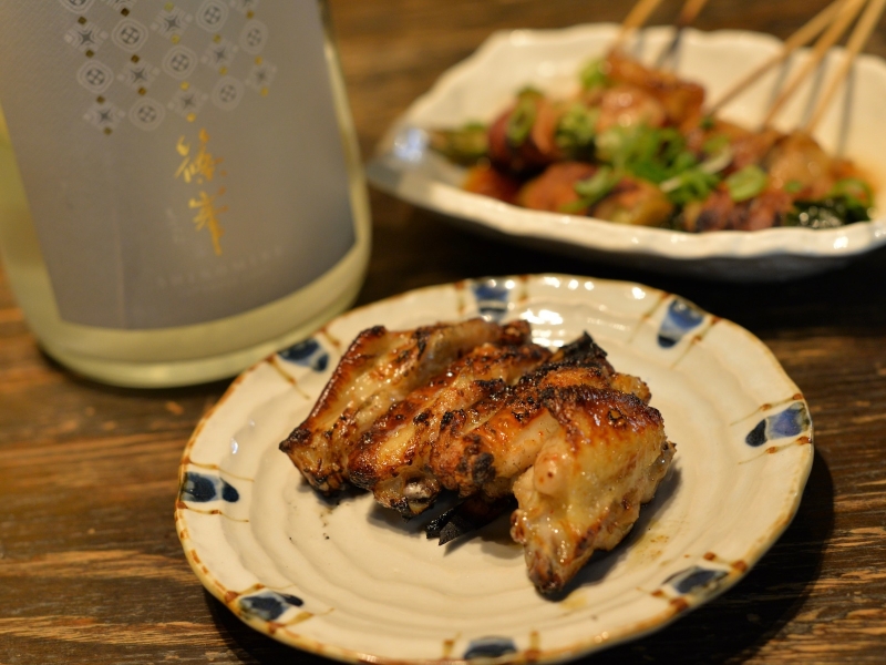 焼ける香りを肴にまず一杯!名物「勝手串」は炭火が引き出す旨味がたまらない(三重 四日市 炭人の台所 りんてつ)