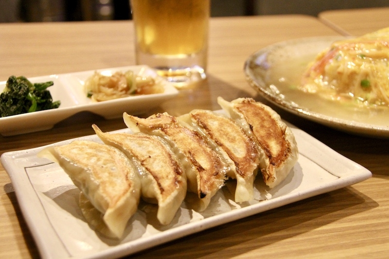 関西出身のオーナがこだわって作り上げる、鉄板で焼き上げた肉汁たっぷり、ジューシーな絶品自家製ギョーザ(東京 池袋 あかずきん)