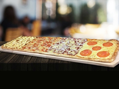 一番人気の具だくさんピザ「ポルトゲーザ」はトマトソースと8種の具がベストマッチ！デリバリーでも気軽に味わえる豊橋のビザ人気店 （愛知　豊橋　ブラジリアーナ）｜ブラジリアーナ