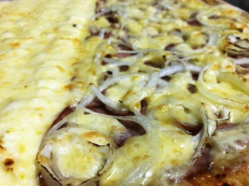 一番人気の具だくさんピザ「ポルトゲーザ」はトマトソースと8種の具がベストマッチ！デリバリーでも気軽に味わえる豊橋のビザ人気店 （愛知　豊橋　ブラジリアーナ）｜ブラジリアーナ-003