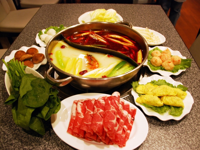 丸鶏のコクと舌を突き抜ける辛さがたまらない! 本場の味を自分好みの具で楽しめる本場仕込みの火鍋(愛知 栄 四川火鍋楼)