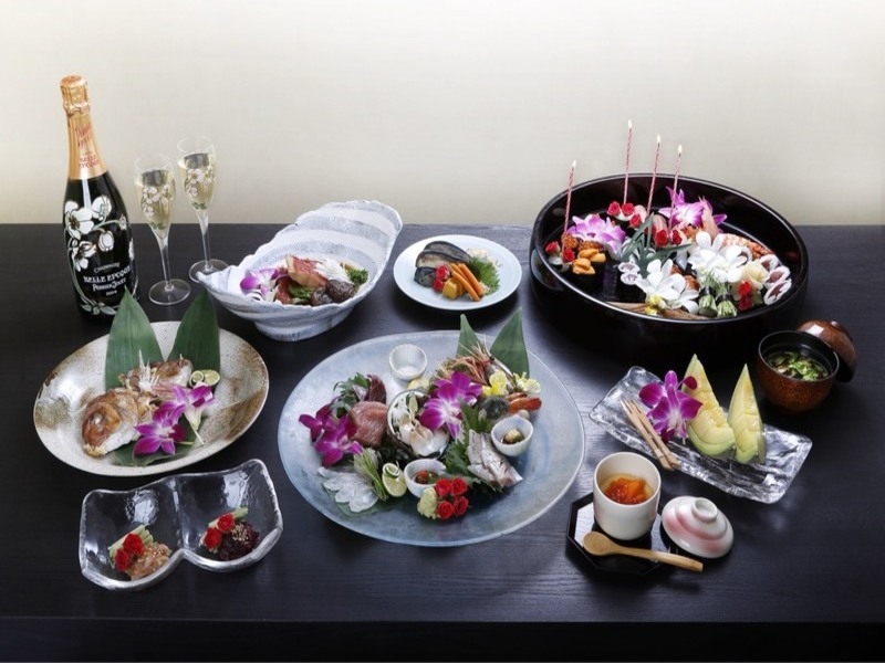 人気の一品「のどぐろの焼き魚」は上品な脂が自慢。質にこだわった新鮮な魚と美味しいお酒が愉しめる外国人客にも人気の寿司バー。（東京　六本木　Sushi&Bar琴）｜Sushi&amp;bar 琴-002