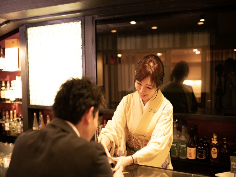 人気の一品「のどぐろの焼き魚」は上品な脂が自慢。質にこだわった新鮮な魚と美味しいお酒が愉しめる外国人客にも人気の寿司バー。（東京　六本木　Sushi&Bar琴）｜Sushi&amp;bar 琴-010
