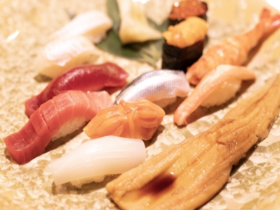人気の一品「のどぐろの焼き魚」は上品な脂が自慢。質にこだわった新鮮な魚と美味しいお酒が愉しめる外国人客にも人気の寿司バー。（東京　六本木　Sushi&Bar琴）｜Sushi&bar 琴