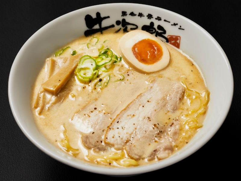 【テイクアウト特集】和牛の旨味を凝縮したスープは濃厚ながら後味すっきり 進化を続ける牛骨白湯ラーメン (名古屋 東区 黒毛牛骨ラーメン牛次郎)