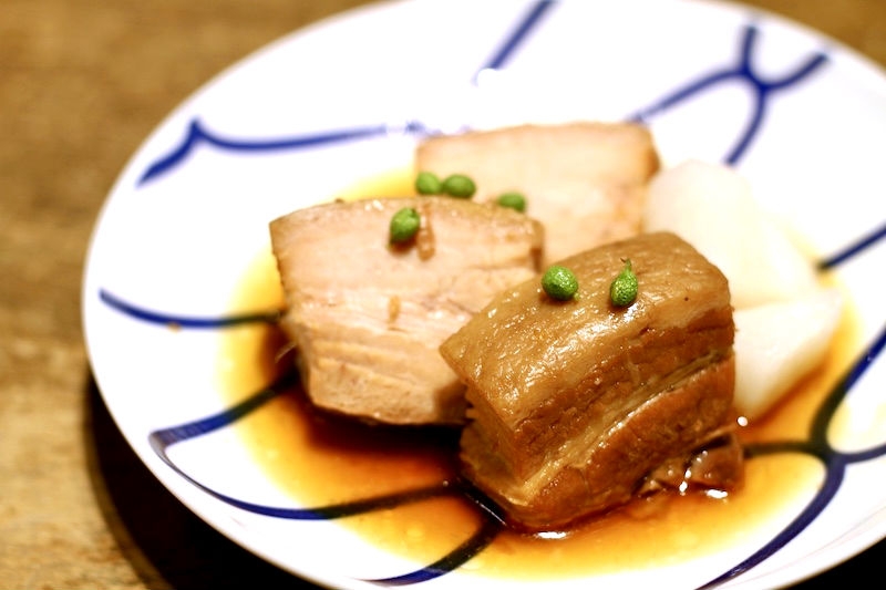 肉厚でジューシー!酒粕で一晩漬けた、絶品角煮を白穂乃香と堪能(東京 半蔵門 相模屋平助商店)