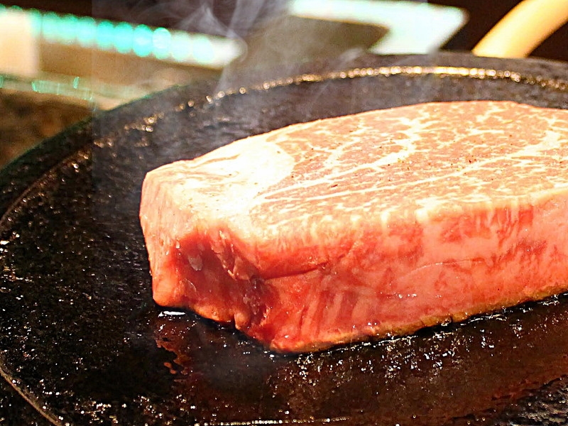 元ボクシング世界王者が焼き上げる「A5ランク和牛ステーキ」と厳選ワインを心ゆくまで。デートにもおすすめ!スタイリッシュな焼肉バル(東京 台東区 富士山溶岩焼肉バル AKANEIRO)