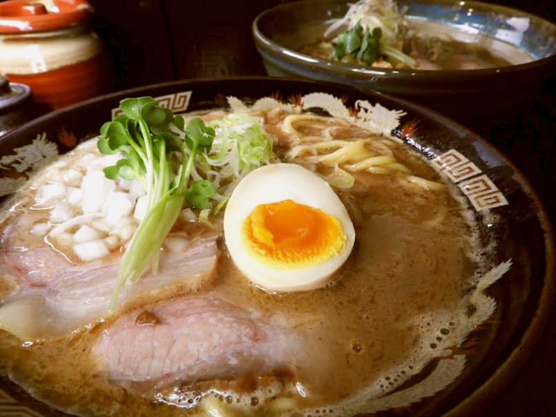 【魚と豚と黒三兵|プレミアム試食会レポート】トロリと凝縮された超濃厚魚介だしが絡みつく旨さ!新進気鋭のラーメン職人がつくる渾身の1杯に大満足の試食会!(東京 西新宿 魚と豚と黒三兵)