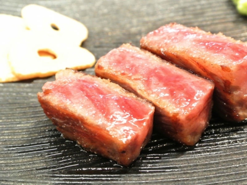 肉質がよくヘルシーな「オリーブ牛」を味わえる隠れ家的鉄板焼き店。ソムリエでもあるオーナー夫妻が選ぶワインとの相性も抜群。(大阪 難波 阿利布)