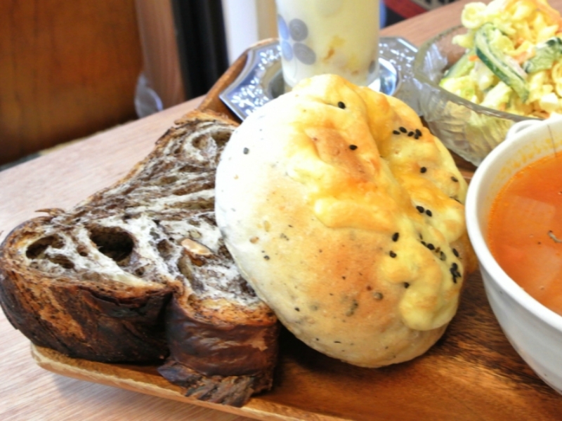 焼き立てパンに自家製のスイーツが大人気!レトロな食器や雑貨まで!いろいろ集まったアットホームカフェ(神戸 元町 ココシカ)