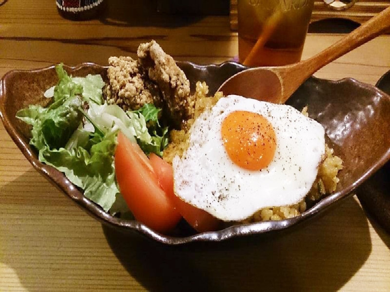 ピリ辛チャーハン「ナシゴレン」などのインドネシア料理に数々の創作料理を楽しめるアジアンテイストなダイニング(和歌山県 和歌山 鉄板キッチン12番丁ヒルズ)