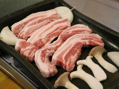ぶ厚い豚バラに野菜と薬味たっぷりでいただくサムギョプサルは絶品!美味しい韓国料理をあれこれ食べるなら(大阪 日本橋駅 K-Food cafe)