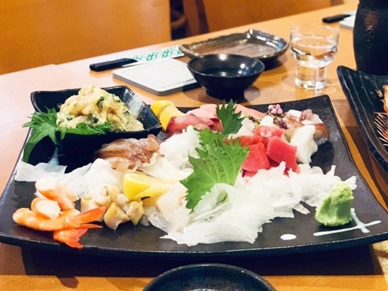 鮮度抜群の三河湾のお刺身とカラリと揚がった串揚げが自慢。居心地抜群の〝わが家〟(名古屋 東大手 活魚・串揚げ わが家)