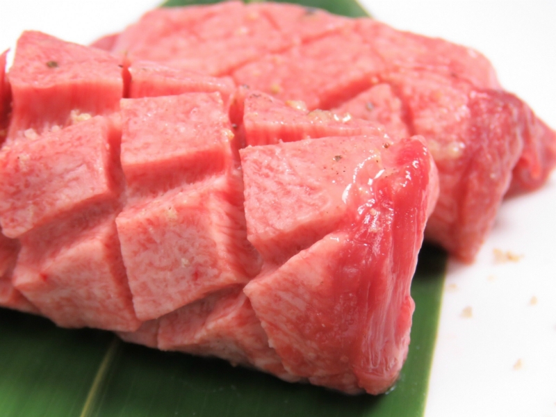 厚切りの上塩タンを徳島ならではのスダチ果汁であっさりといただく!女性やおひとりさまでも入りやすいカフェ風焼肉店(徳島県 徳島 焼肉ROAST)