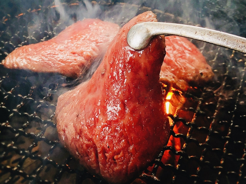 高級な松阪牛がリーズナブルに食べられる!松阪牛ならではの旨みをじっくり堪能しつつ、自慢の韓国料理にも舌鼓。(三重県 四日市 焼肉やくやく亭)
