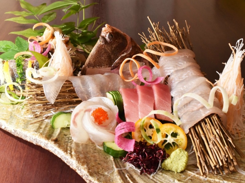 魚の目利きと味に自信あり。料理長の繊細で丁寧な仕事が光る、絶品「造り盛り合わせ」(愛知 志賀本通 魚鉄)