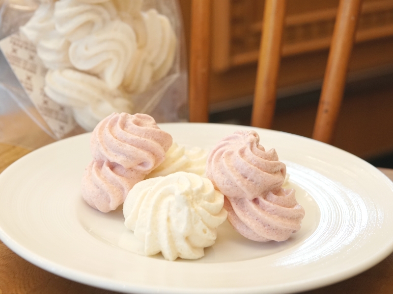 見事に甘さが計算されたメレンゲ菓子1番人気のゴルゴンゾーラのチーズタルト。フランスの伝統菓子も揃うパティスリー(兵庫みなと元町 パティスリーモンプリュ本店)