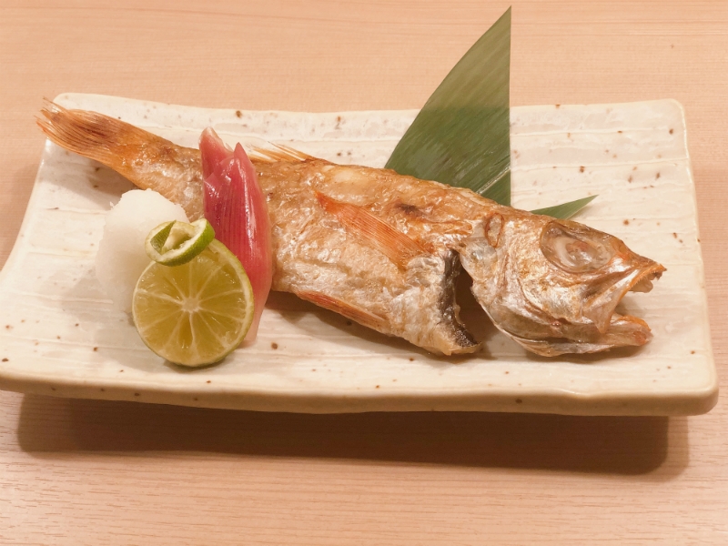 人気の一品「のどぐろの焼き魚」は上品な脂が自慢。質にこだわった新鮮な魚と美味しいお酒が愉しめる外国人客にも人気の寿司バー。（東京　六本木　Sushi&Bar琴）｜Sushi&amp;bar 琴-003