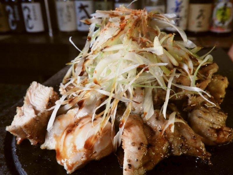 ニンニクと醤油の香りがたまらない!「若鶏の溶岩プレート」は山盛りで存在感抜群!大和で人気の創作料理居酒屋(神奈川 大和 いざかや末 駅前店)