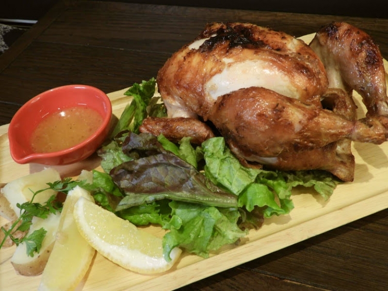 こんがり、じっくり40分かけて焼き上げる名物「ロティサリーチキン」が大人気!鶏料理にこだわったバル(神奈川 青葉台 ニワトリマーケット)