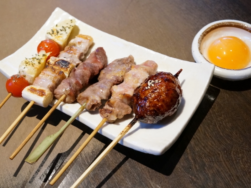 炭火焼鳥えん ふっくらジューシー 種類豊富な 炭火焼き鳥 が楽しめる 一品料理も自慢の焼き鳥屋 名古屋 鶴舞 炭火焼鳥えん レポハピ