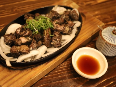肉汁たっぷり！弾力のある「みやざき地頭鶏の炭火焼」がおすすめ。新鮮な旬の魚介も味わえる和洋居酒屋（福岡　大牟田　しょくの かたり、べ）｜しょくのかたり、べ