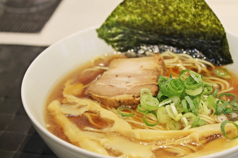 無化調にこだわった「淡麗豚骨醤油ラーメン」。あっさりクリアなスープが香る(東京 文京区 らーめん大尊)