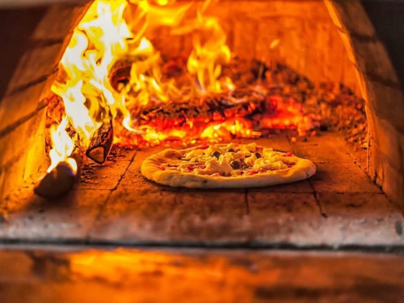 店内の薪窯で焼き上げるチーズたっぷり「マルゲリータ」が自慢!おつまみメニューも充実のカジュアルイタリアンレストラン(愛知県 西尾 ボニーシモガーデン)