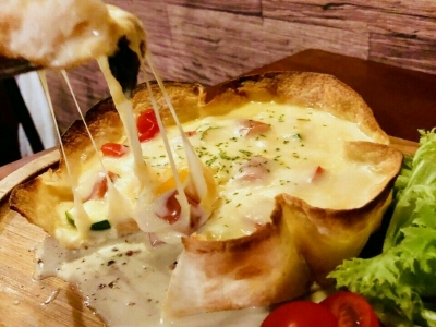 話題の「パネチキン」にチーズが溢れるシカゴピザ。とろとろチーズを心ゆくまで味わえる! (福岡 天神 H2. wine dish.)