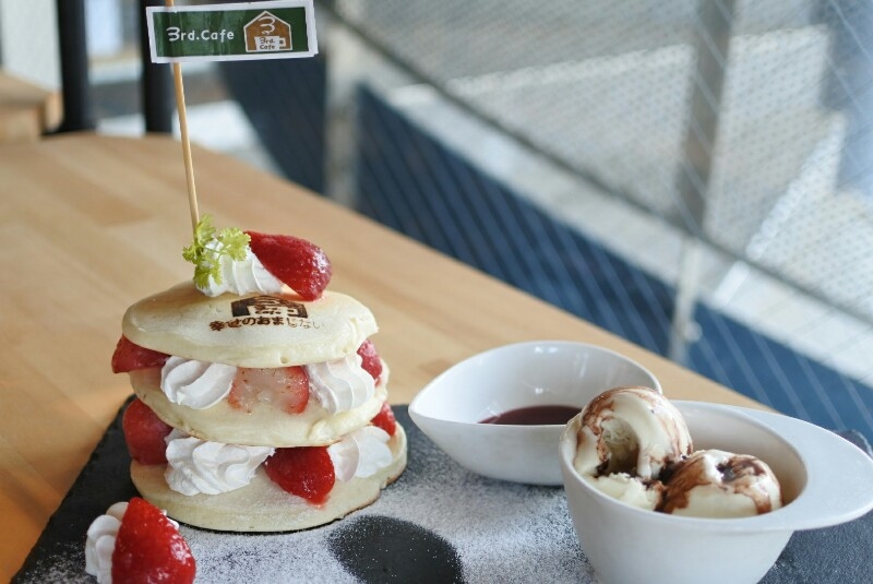 3rd Cafe サードカフェ 幸せの白いパンケーキ で幸せのおすそ分け 一級建築士のオーナーが手掛けるフォトジェニックなカフェ 福岡 博多南 3rd Cafe サードカフェ レポハピ