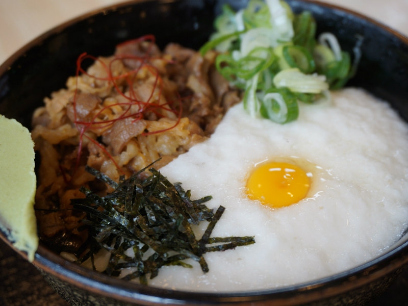 オリジナルメニュー「ぶっかけ牛肉月見とろろうどん」が人気!創業当時から変わらないこだわりの出汁が香るめん処(愛知 小牧 どんきゅう 小牧岩崎店)